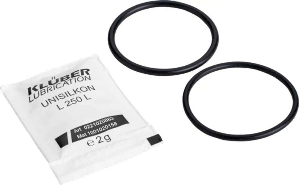 Dichtungen und Schmiermittel von Klüber Lubrication, bestehend aus zwei schwarzen O-Ringen und einer kleinen Verpackung mit Silikonöl für den Einsatz in Ideal Standard Produkten.